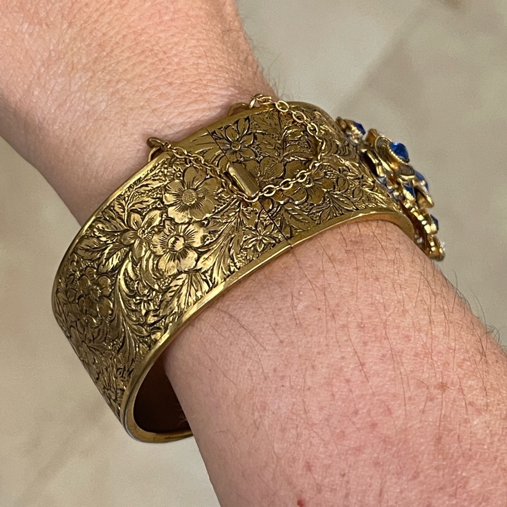Vintage blue crystal glass etched gold tone wide hinged cuff bangle bracelet - Picture 6 of 6